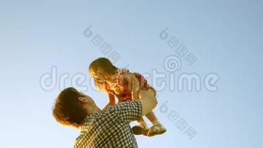 幸福家庭的观念.. <strong>爸爸</strong>把婴儿高高地抛向天空。 <strong>爸爸</strong>和他的小女儿在公园里玩。 <strong>爸爸</strong>扔了